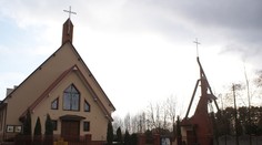 Kňaz z Poľska kúpil pozemok s domom, v ktorom žije rodina. Chce ich vysťahovať a zbúrať ho, vraj kazí obraz kostola