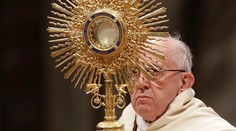 Pápež prišiel s ďalším revolučným návrhom: Kňazmi by sa mohli stať aj ženatí muži