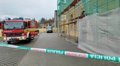 Vo Svidníku spadol zo strechy domu robotník. Pád z asi 10-metrovej výšky neprežil