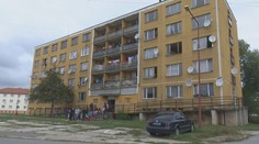 Z legendárnej bytovky vo Veľkom Krtíši chcú vysťahovať po rokoch vyše 130 ľudí