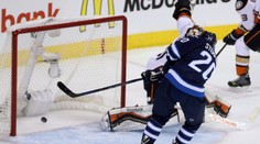 Anaheim vedie v sérii s Winnipegom už 3:0, víťazne aj NY Rangers