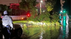 Búrka zaplavila časti Japonska a vypla elektrinu