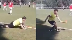 VIDEO: Hviezdou zápasu dorastencov sa stal na mol opitý rozhodca. Pohyb mu robil značné problémy