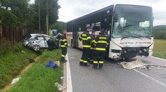 Vážna nehoda pred Komárovom: Auto po šmyku vrazilo do autobusu, vodič je ťažko zranený