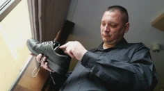 Kúpil si vraj topánky do hrobu. Sú takmer rozpadnuté, reklamácia sa na ne zatiaľ nevzťahuje