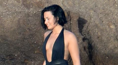 Demi Lovato skočila do mora a vyšla z neho nahá