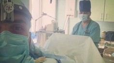 Plastický chirurg rozhneval ženy. Fotil sa s pacientkami, keď ležali na operačnom stole
