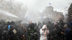 Pri protestoch proti reštrikciám v Anglicku a Belgicku zadržali desiatky ľudí