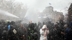 Pri protestoch proti reštrikciám v Anglicku a Belgicku zadržali desiatky ľudí
