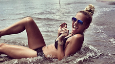 Dychberúca fotka Dary Rolins. Hore bez len v uteráku