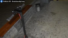 V Bratislave sa zrazili dvaja kolobežkári. Žena sa ťažko zranila, muž ani nezastavil