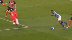Komédia v Manchestri: Rozhodca odpískal penaltu po tom, čo Sterlinga fauloval trávnik