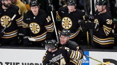 Carolina a Boston vstúpili do play-off víťazne. Hlavnými hviezdami zápasov Andersen a Debrusk
