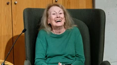 Nobelovu cenu za literatúru udelili Francúzke Annie Ernauxovej
