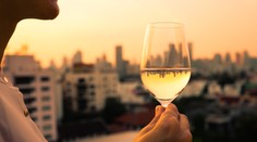 Pohár na dobrú náladu alebo je to už o inom? Prezradíme vám, ako zistíte, či už nepijete príliš