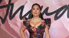 Nadupaný výstrih 50-ročnej herečky. Prsia vytlačila až po bradu