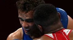 VIDEO: Marocký boxer na OH v Tokiu napodobnil Mikea Tysona, súperovi sa chcel zahryznúť do ucha