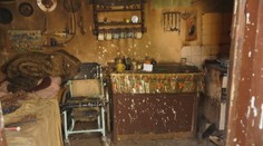 Traja mladíci v noci napadli kameňmi muža na vozíku, ten zraneniam podľahol