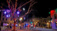 Predvianočná tragédia: Auto vrazilo do davu na sprievode, zomrelo päť ľudí