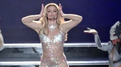 Britney s nakreslenými tehličkami na bruchu