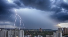 So snežením príde dážď a možno aj búrky, ku koncu týždňa sa oteplí na osem stupňov