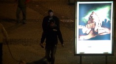 Muži s nožmi naháňali v centre Prievidze skupinu mladých ľudí, všetko zachytila kamera