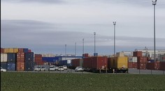 Zamestnanci firmy v Dunajskej Strede počuli buchot a krik. V kontajneri našli utečencov