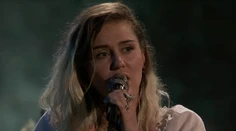 Miley dojala divákov. Vystúpenie venovala Ariane a obetiam manchesterského útoku