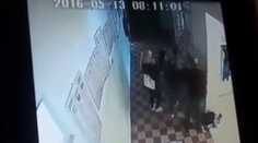 Ďalšie video v prípade Marco: Zachytáva, čo sa dialo, keď s chlapcom vyšli von z triedy