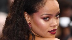 Rihanna prekonala samú seba. Do výstrihu vytlačila všetko, čo sa dalo