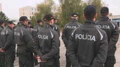 Policajti odchádzajú zo zboru. Politici sa sporia o dôvod