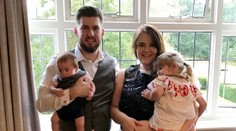 Rodičia museli obetovať dvojičky, aby zachránili život ich bratovi