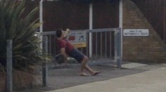 Opitý mladík zvádza s gravitáciou ťažký boj, nakoniec sa vzdá