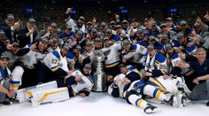 VIDEO: Hráči St. Louis prvýkrát získali Stanleyho pohár, Boston zdolali na jeho ľade