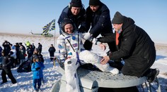 V kazašskej stepi pristáli traja kozmonauti, vo vesmíre strávili šesť mesiacov