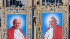 Historická chvíľa vo Vatikáne: Dvaja pápeži vysvätili dvoch predchodcov