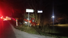 Pri nehode neďaleko Starej Turej zahynula seniorka. Osudným sa jej stal náraz do stromu