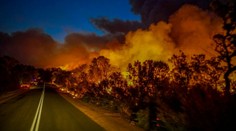 Dve prírodné katastrofy naraz: Na západe Austráliu sužujú požiare, na východe záplavy