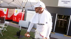 Hamilton najrýchlejší v prvom tréningu pred VC Austrálie