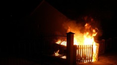 Podpálené auto a delobuch v okne. Politici v Marianke zrejme doplatili na spor vo výstavbe