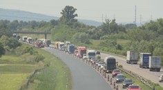 Dopravné peklo na D2 pokračuje. Oprava úseku je vraj nevyhnutná