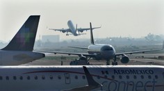 Poplach v Mexiku. Muž otvoril núdzové dvere čakajúceho lietadla a prechádzal sa po krídle