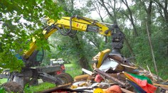 Rybári nereagovali na výzvy, a tak prišli bagre. Na Oravskej priehrade bolo rušno