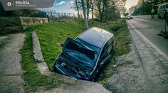 Vodička pri Topoľčanoch zišla z cesty a narazila do betónového mostíka. Zraneniam podľahla