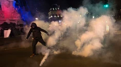 Po večerných nepokojoch v Paríži zadržali vyše 140 ľudí