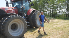 Veľmi dôležitá práca. Mladých ľudí na slovenských farmách len tak ľahko nenájdete