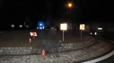 Scéna ako z Kobry 11. Mladík v Česku v rýchlosti 160 kilometrov napálil do kruhového objazdu