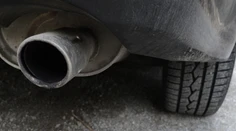 Tragédia vo Zvolene. Muža na dvore zavalilo auto, keď si chcel opraviť výfuk