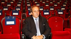 Blatter zostáva. Platini však tvrdí, že vyšetrovanie môže poškodiť jeho povesť