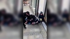 VIDEO: Českí policajti tvrdo spacifikovali muža bez rúška. S plačom sa prizeral trojročný syn